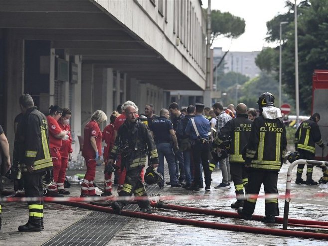 Požar u zgradi u Rimu (Foto: EPA-EFE/RICCARDO ANTIMIANI) 