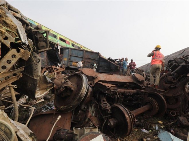 Погледајте размјере најгоре жељезничке несреће у Индији у овом вијеку (ФОТО/ВИДЕО)