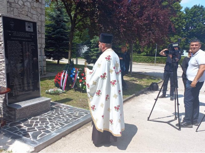 Дрвар: Откривен споменик погинулим војницима (ФОТО)
