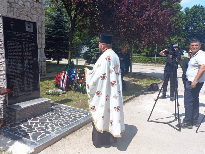 Откривен споменик погинулим војницима у Дрвару Откривен споменик погинулим војницима у Дрвару - Фото: РТРС