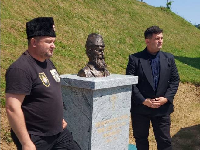 Откривена спомен биста команданта Саве Божића Откривена спомен биста команданта Саве Божића - Фото: РТРС