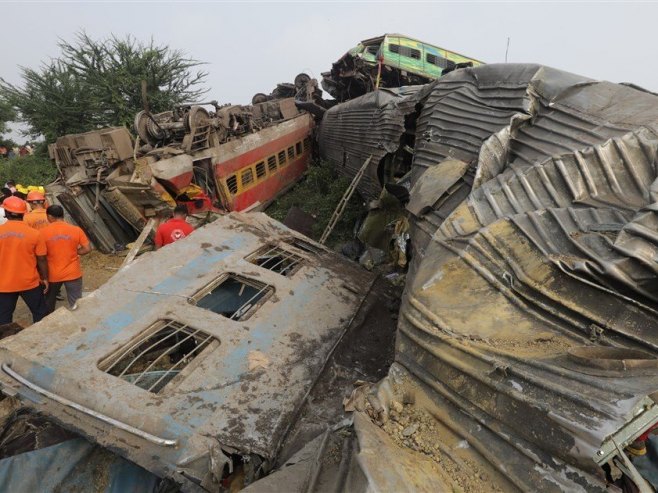 Жељезничка несрећа у Индији (Фото: EPA-EFE/PIYAL ADHIKARY) - 