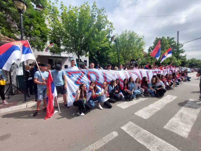 Матуранти  из Звечана обиљежавају посљедњи дан школе (Фото: ТANJUG/DOPISNIŠTVO KIM/bs) - 