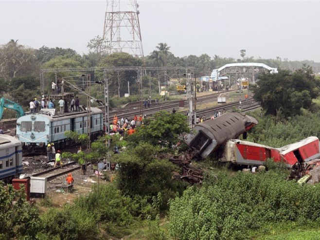 Жељезничка несрећа у Индији (Фото:  EPA-EFE/PIYAL ADHIKARY) - 
