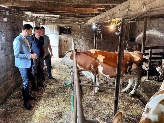 Приједор: Помоћ домаћинству Зорић којем је од струјног удара угинило седам крава (ФОТО)