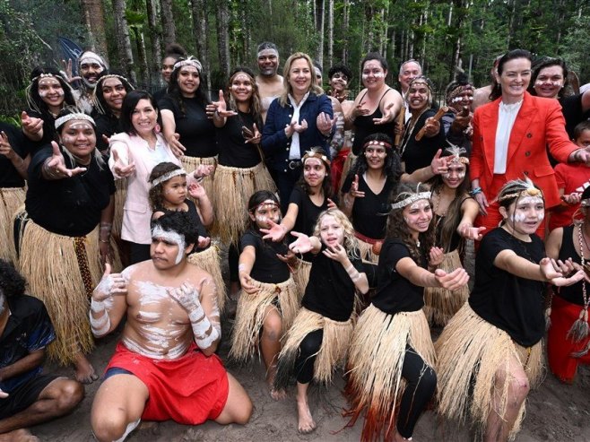 Премијерка Квинсленда са припадницима племена (Фото: EPA-EFE/DARREN ENGLAND)