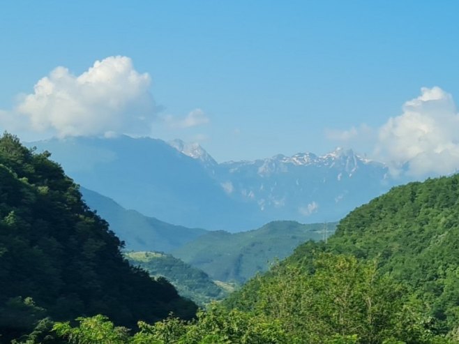 Данас претежно облачно, послије подне киша