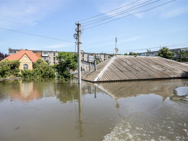 Поплаве у Каховки (Фото: EPA-EFE/MYKOLA TYMCHENKO/илустрација) - 