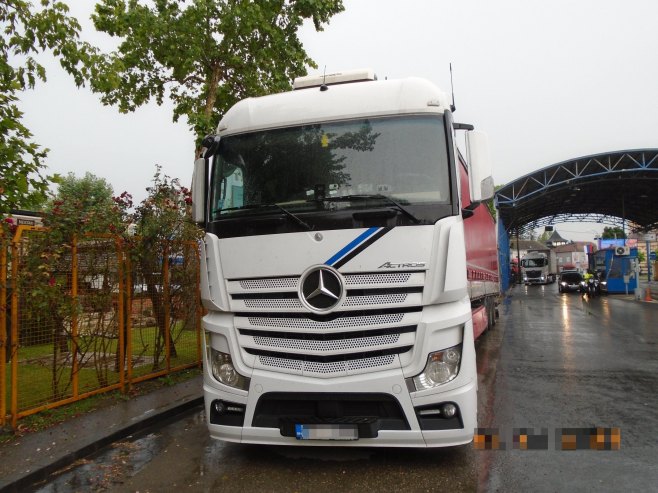 Возило у којем су кријумчарени држављани Кине (фото: granpol.gov.ba) Возило у којем су кријумчарени држављани Кине (фото: granpol.gov.ba) -