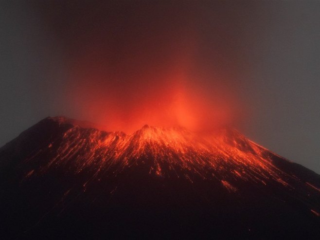 Вулкан (Фото: EPA-EFE/Hilda Rios/илустрација) - 
