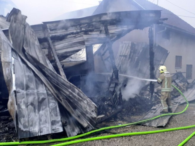 Приједор: У пожару изгорјела аутомеханичарска радионица, кућа и више аутомобила (ФОТО)