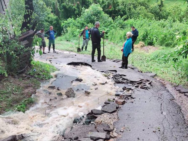 Бујичне воде у Бањалуци проузорковале штету грађанима (ФОТО)