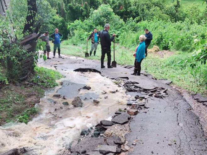 Оборинске воде уништиле дио коловоза у Бањалуци - Фото: РТРС