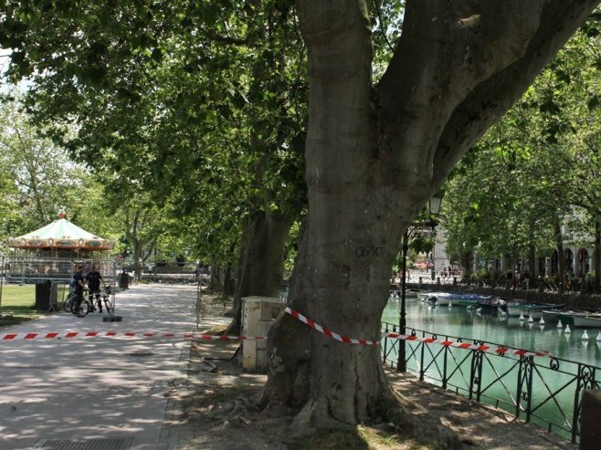 Француска: Двоје тешко повријеђене дјеце у нападу ножем у Ансију у стабилном стању