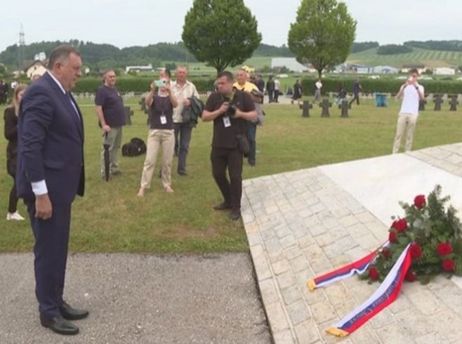 Dodik položio vijenac na centralni spomenik (Foto: RTRS)
