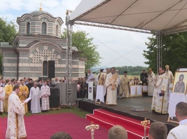 На Војном гробљу у Маутхаузену освештање Спомен-капеле (Фото: РТРС)