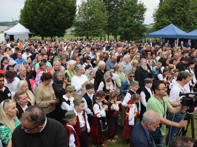 Veliki broj građana u Mautahuzenu (Foto: predsjednikrs.net/Dona Katušić) 