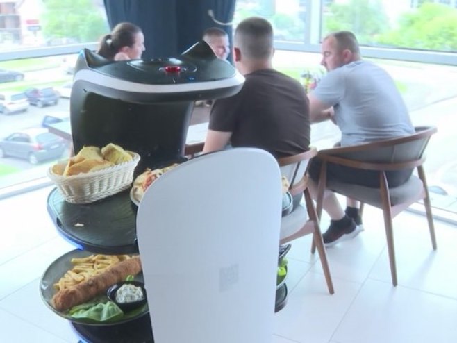 Роботи конобари у Дервенти: Нису замјенили људе, али помажу (ВИДЕО)
