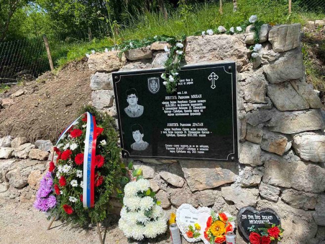 Љуша - откивена спомен плоча Милану и Драгану Јоветићу Љуша - откивена спомен плоча Милану и Драгану Јоветићу - Фото: РТРС