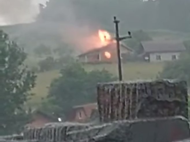 Гром запалио кућу (Фото: Facebook: Kostajnica - skrinšot) - 