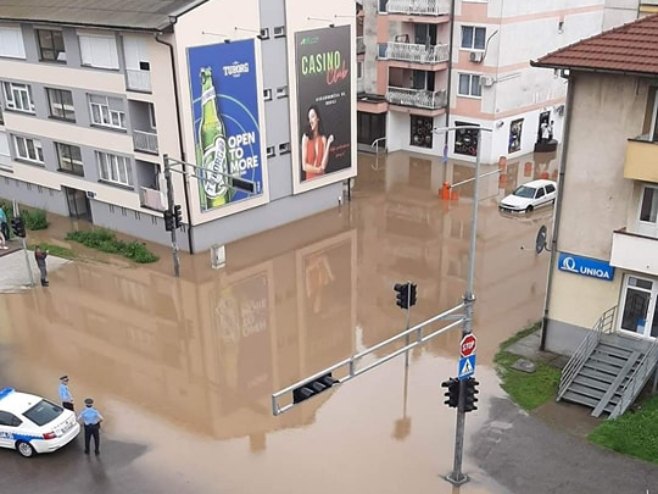 Добој: Неколико улица под водом након великог невремена (ВИДЕО)