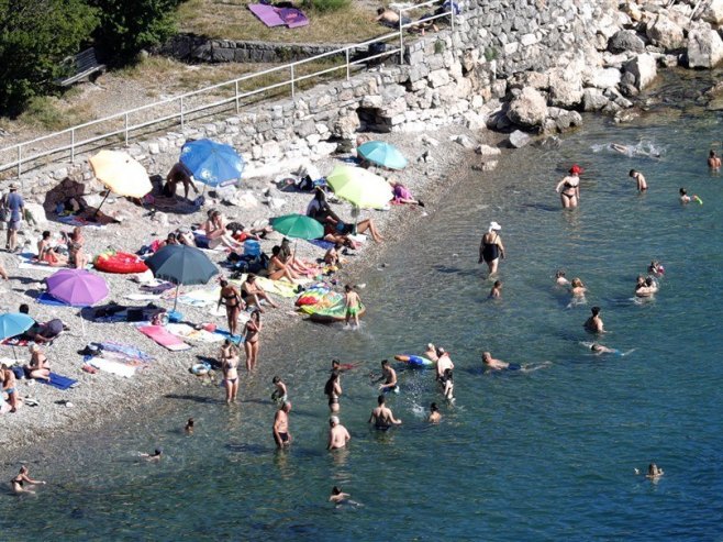 Плаже у Хрватској (Фото илустрација: EPA-EFE/ANTONIO BAT) - 