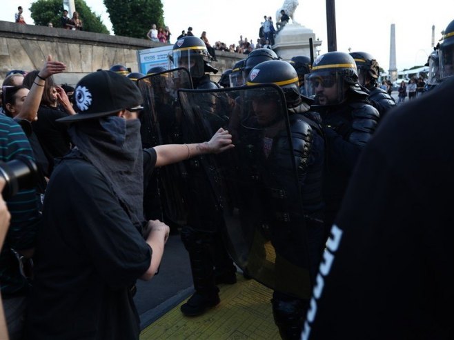 Sukobi policije i građana u parizu (foto: EPA-EFE/MOHAMMED BADRA) 