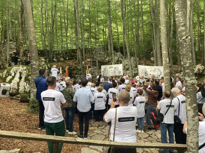 Парастос код Шаранове јаме на Велебиту Парастос код Шаранове јаме на Велебиту - Фото: РТРС