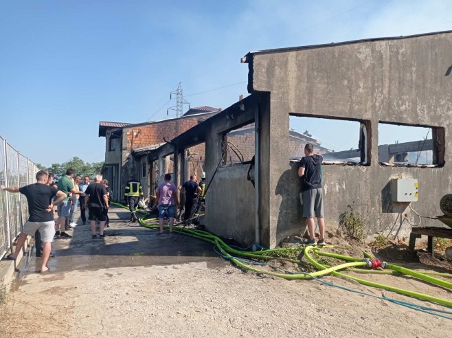 Požar u firmi "Medeks" (Foto: RTRS)
