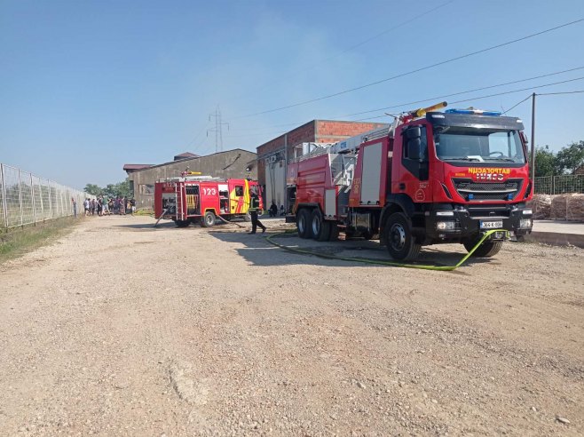 Požar u firmi "Medeks" (Foto: RTRS)