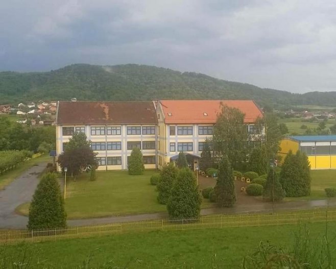 Oštećen krov na srednjoj školi u Kostajnici (Foto: RTRS)