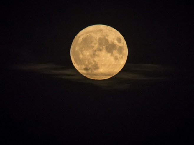 Супермјесец (Фото: EPA-EFE/CHRISTOPHE PETIT TESSON) - 