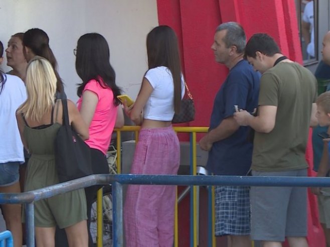 Редови пред Градским стадионом у Бањалуци 