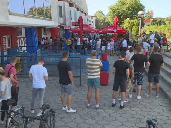 Редови пред Градским стадионом у Бањалуци - Фото: РТРС