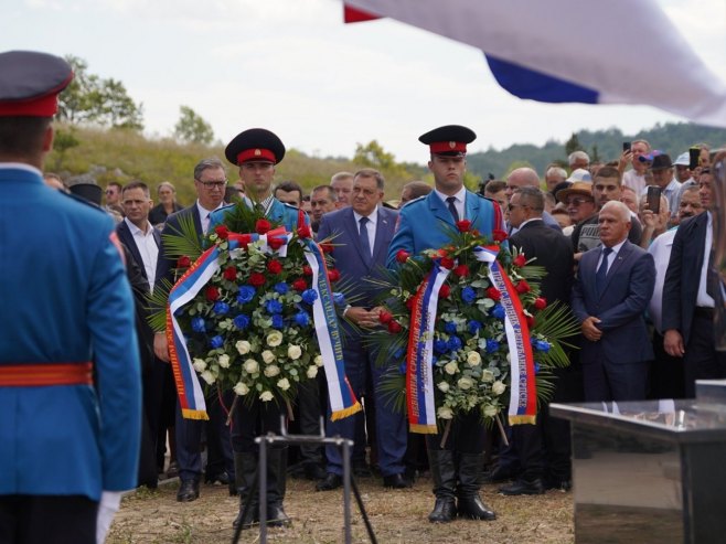 Polaganje vjenaca (foto: predsjednikrs.net/B.Zdrinja )