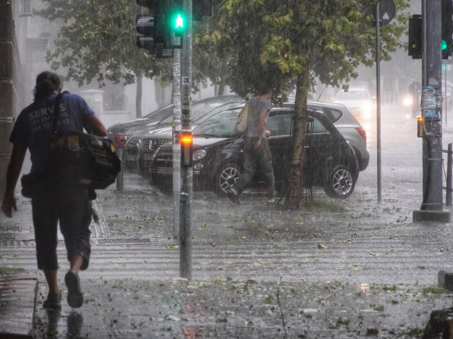 Невријеме у Београду (Фото: TANJUG/ VLADIMIR ŠPORČIĆ) Невријеме у Београду (Фото: TANJUG/ VLADIMIR ŠPORČIĆ) -