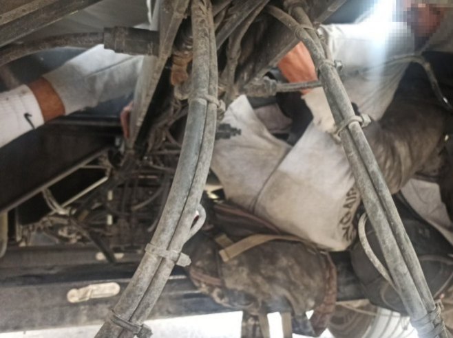Migranti skriveni ispod šasije vozila (Foto: Granična policija BiH) 