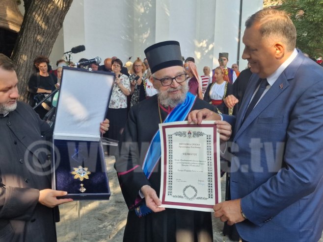 Додик eпископу уручује одликовање Додик eпископу уручује одликовање - Фото: РТРС