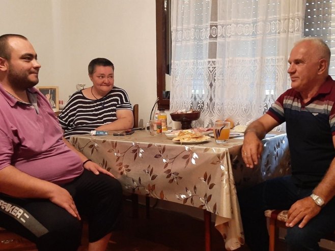 Арлов у посјети породици Зорић Арлов у посјети породици Зорић - Фото: РТРС