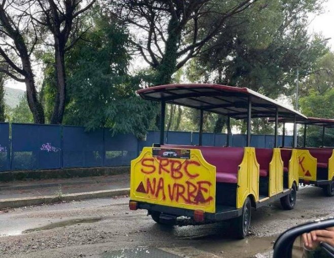 Подгорица - натпис на туристичком возићу у Херцег Новом Подгорица - натпис на туристичком возићу у Херцег Новом - Фото: СРНА