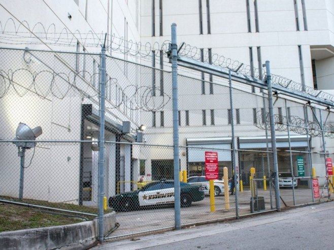 Затвор (фото: EPA-EFE/GIORGIO VIERA) - 