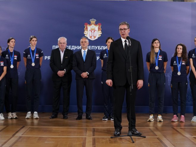 Александар Вучић са женском одбојкашком репрезентацијом (Фото: TANJUG/ JADRANKA ILIĆ/bg) - 