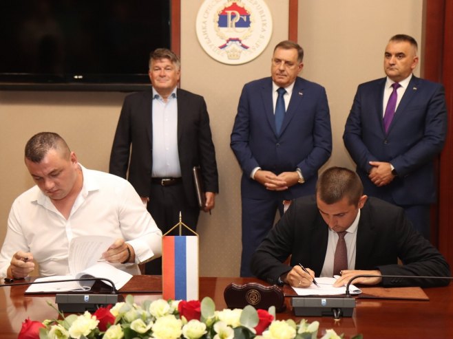 Потписивање уговора Потписивање уговора - Фото: predsjednikrs.rs/Borislav Zdrinja