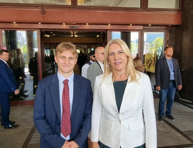 Жељка Цвијановић са студентом Николајем (Фото: instagram.com/zeljka.cvijanovic) - 