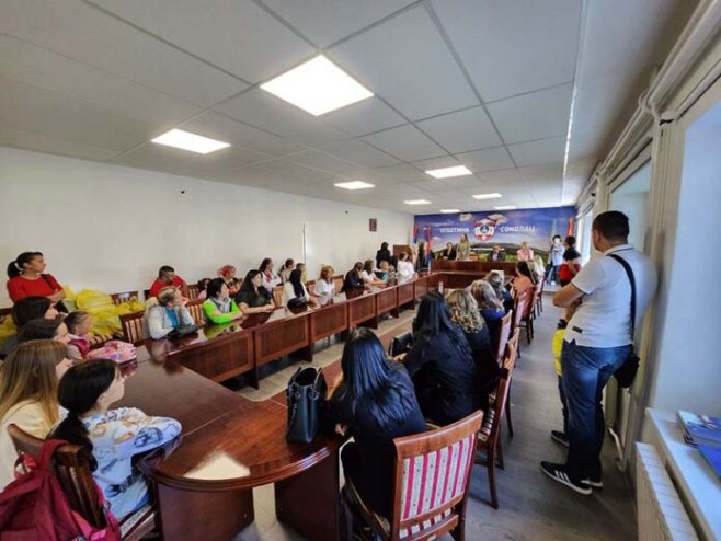 Уручени уџбеници (фото: https://www.opstinasokolac.net/) - 