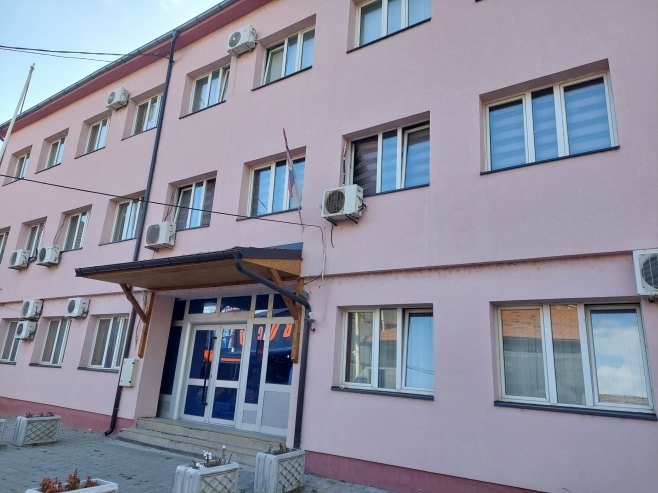 Општински објекат у Сјеверној Митровици (Фото: TANJUG/ DOPISNIK KIM) - 