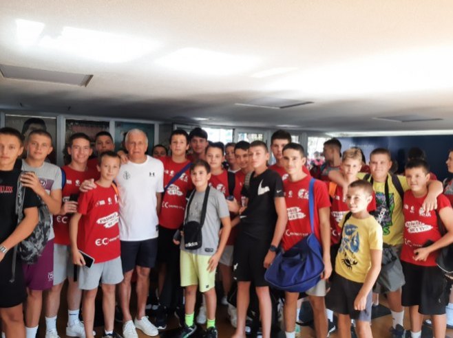 Жељко Обрадовић са младим рукометашима ОРК Бањалука Жељко Обрадовић са младим рукометашима ОРК Бањалука - Фото: РТРС