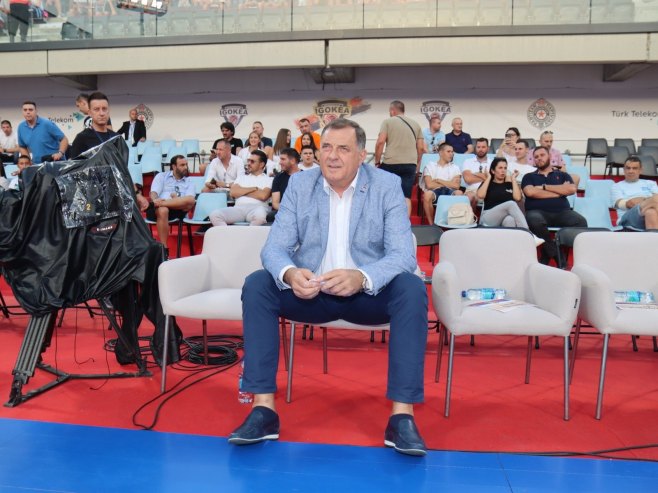 Milorad Dodik na Internacionalnom košarkaškom turniru (Foto: ZIPAPHOTO/Borislav Zdrinja) 