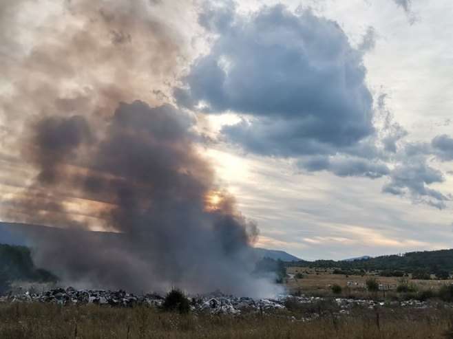 Дрвар - пожар на градској депонији Дрвар - пожар на градској депонији - Фото: СРНА