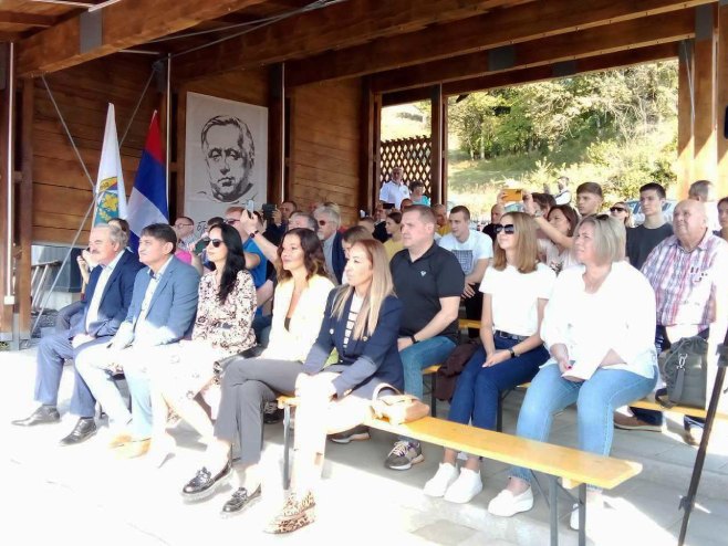 У Хашанима "Отворена башта сљезове боје" У Хашанима "Отворена башта сљезове боје" - Фото: СРНА